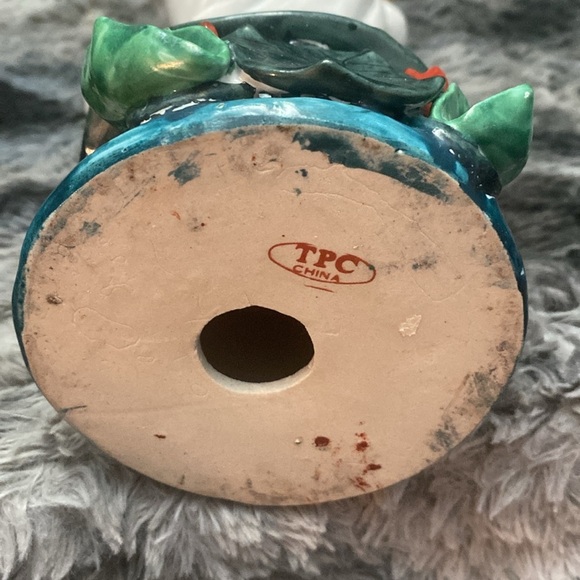 Elegant Porcelain Figurine with Gold Accents - Picture 4 of 16